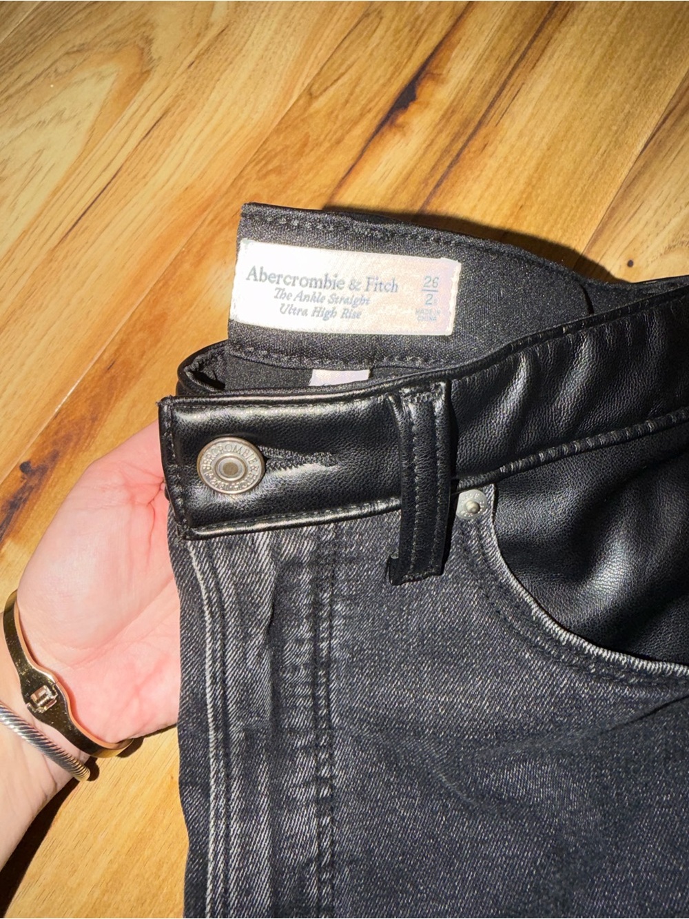 Abercrombie & Fitch Curve Love! Mixed Media Jeans! Size 26 - Picture 4 of 4